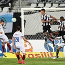 Gilberto, de cabeça, marca o primeiro gol do Bahia no Engenhão