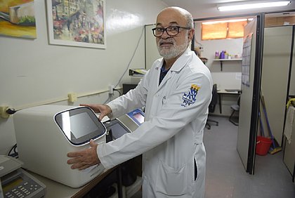 O virologista e pesquisador Gúbio Soares mostra o novo equipamento para identificação de vírus da Ufba
