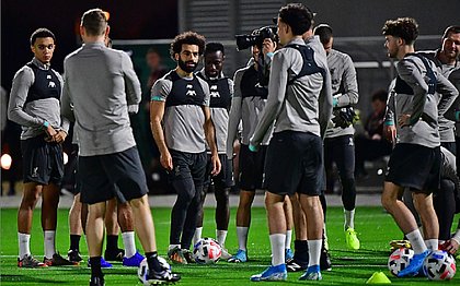 Sem Van Dijk, Liverpool faz primeiro treino em Doha para Mundial