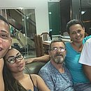 No sofá de casa, Guilherme Rend com a namorada Milena, o pai Tibor, a mãe Magali e o irmão Francisco