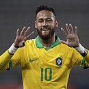 Neymar comemorou seu primeiro gol contra o Peru fazendo o número 9 e mostrando os dentes, referências a Ronaldo