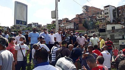 Rodoviários fazem protesto na Estação da Lapa para pedir complementação de salário