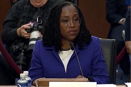 Ketanji Brown Jackson toma posse como a 1ª mulher negra na Suprema Corte dos EUA