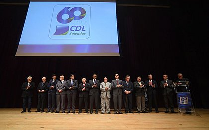 Diretoria e ex-presidentes da entidade são homenageados
