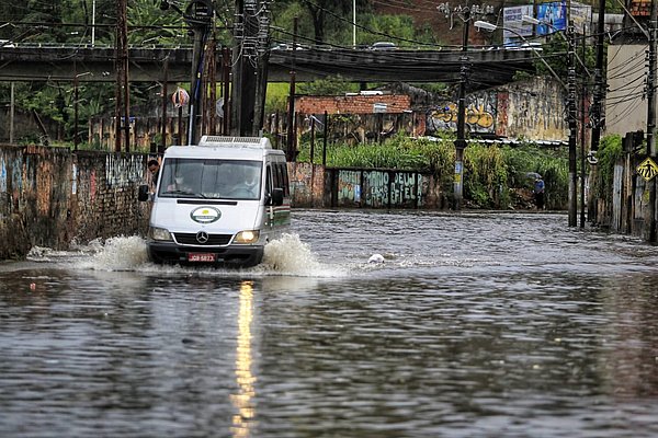 Chuva Causa Deslizamentos De Terra E Alagamentos Em Salvador