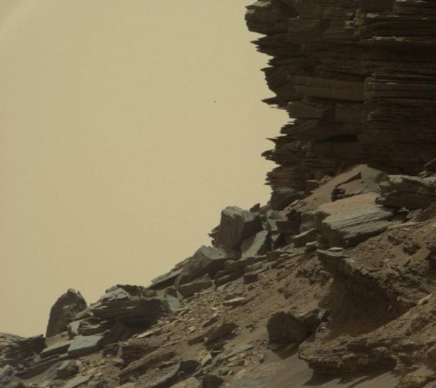 Foto da superfície e do solo de Marte tirada da câmera de mastro (Mastcam) do robô Curiosity 