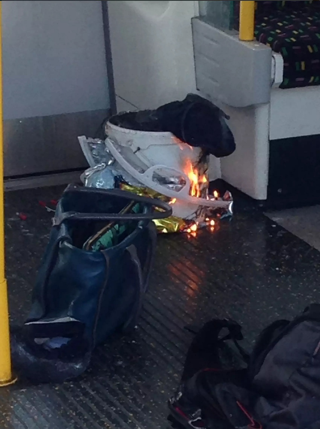 Bomba caseira usada para causa explosão dentro do metrô, na estação District Line