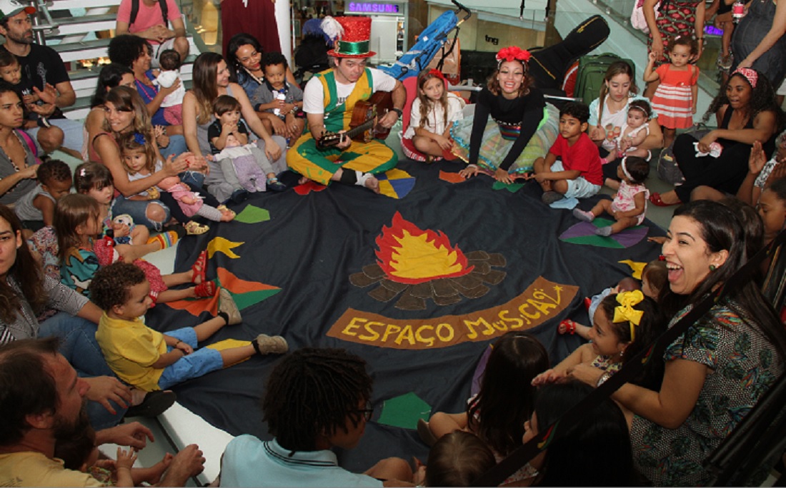 Grupo A Mama promoveu atividades lúdicas com música e brincadeiras para crianças