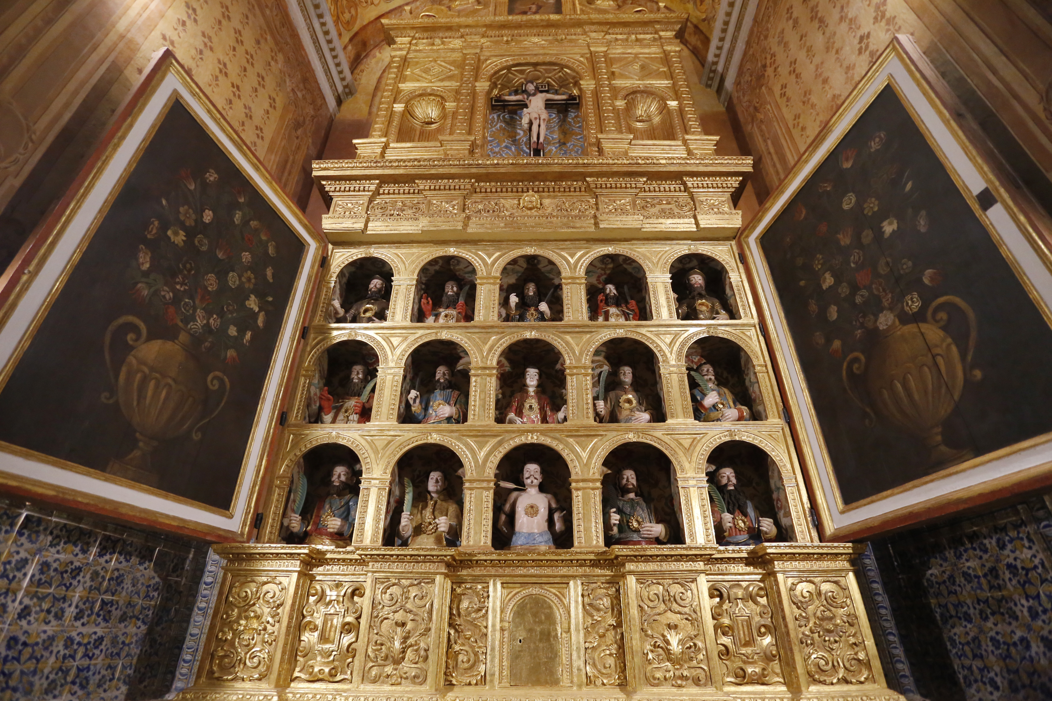 Capela Lateral com os bustos que estavam no Museu de Arte Sacra.