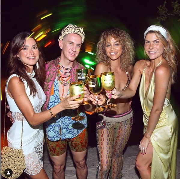 Thayla Ayala e a influencer Júlia Faria escolheram Caraíva para receber 2019