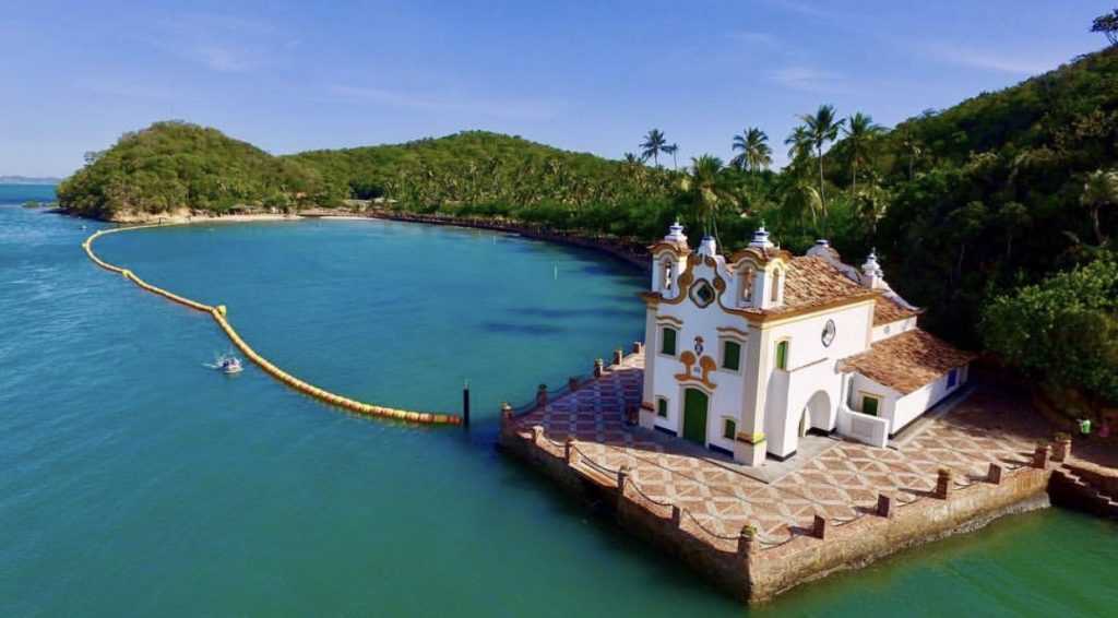 A ilha dos Frades está praticamente no centro da Baía de Todos-os-Santos