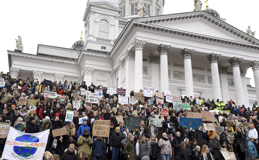 Protestos em frente &aacute; Catedral de Helsinque. 