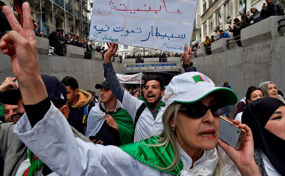 Profissionais de sa&uacute;de da Arg&eacute;lia se juntam aos protestos contra a continua&ccedil;&atilde;o no poder pelo quinto mandato do Presidente Abdelaziz Bouteflika.