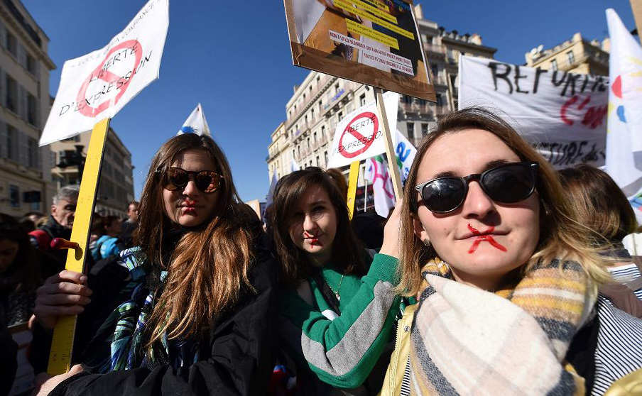 Manifestantes de coletes amarelos tomam parte em uma greve nacional convocada pelos principais sindicatos de trabalhadores da Fran&ccedil;a reivindicando maior poder de compra em Marselha. 