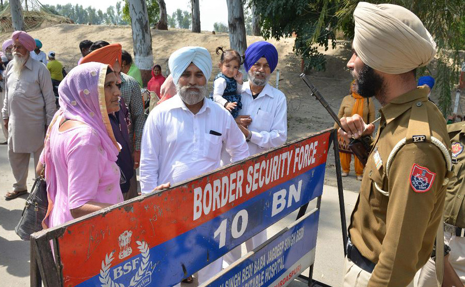 A pol&iacute;cia de Punjab evita que os peregrinos sigam em frente por uma estrada em Dera Baba Nanak, em Amritsar. T&eacute;cnicos da &Iacute;ndia e do Paquist&atilde;o realizaram uma reuni&atilde;o para finalizar a constru&ccedil;&atilde;o do corredor que conectar&aacute; os dois maiores santu&aacute;rios 