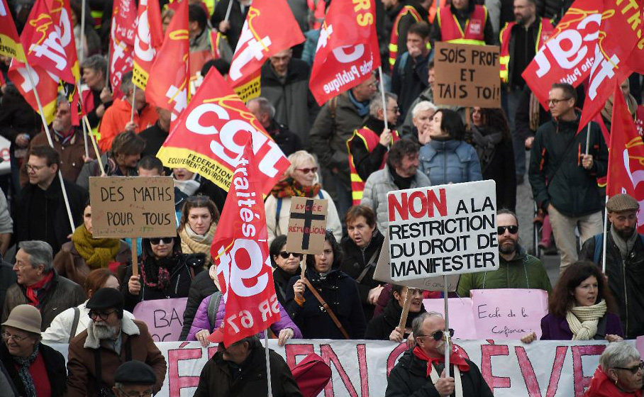 Manifestantes participam de um 'dia de greves' convocado pelos sindicatos dos trabalhadores franceses para exigir mais poder de compra e defender os servi&ccedil;os p&uacute;blicos, em Estrasburgo.