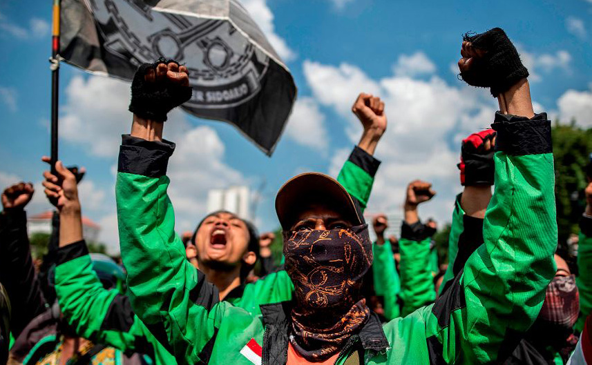 Moto-taxistas de participam de um protesto para reivindicar melhores condi&ccedil;&otilde;es de trabalho em Surabaya.