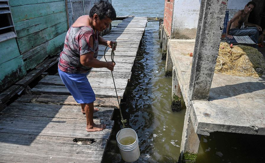 Lago Maracaibo polu&iacute;do nas palafitas de San Timoteo, Estado Zulia, na Venezuela.