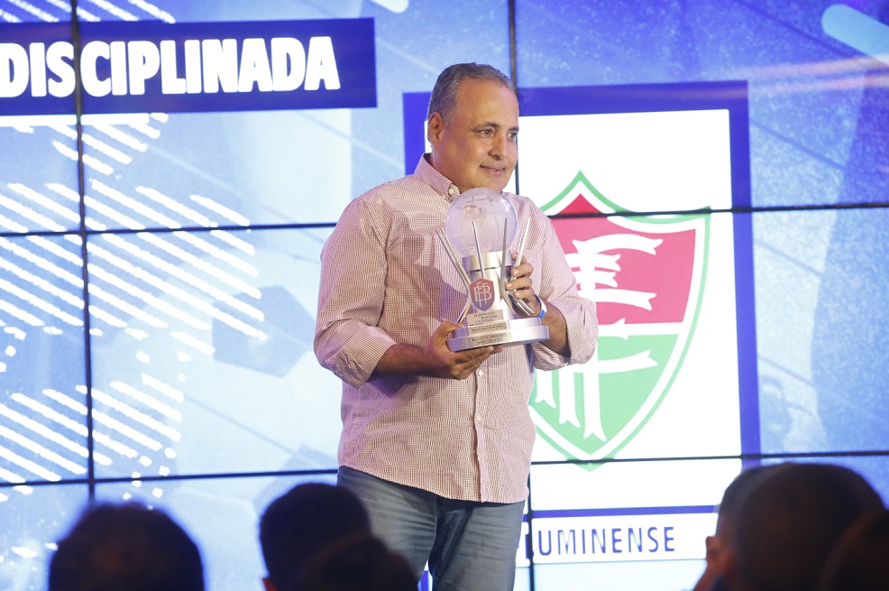 Zé Chico, presidente do Fluminense de Feira, recebe troféu de equipe mais disciplinada