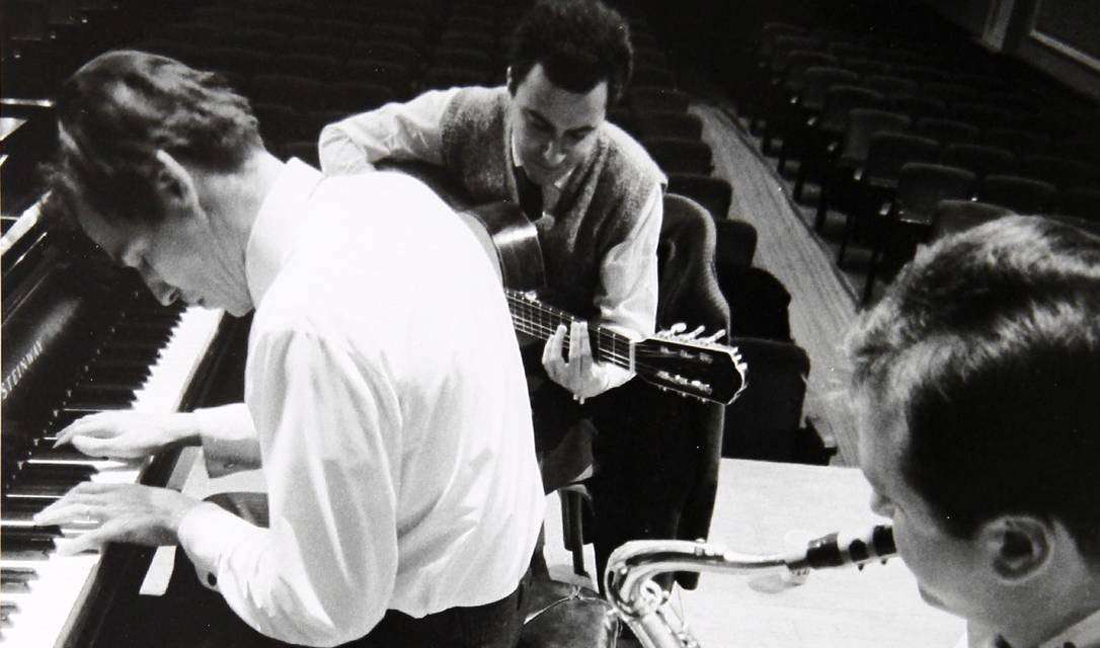 Tom Jobim, João Gilberto e Stanley Getz na passagem de som do antológico concerto da bossa nova no Carnegie Hall, em 1962
