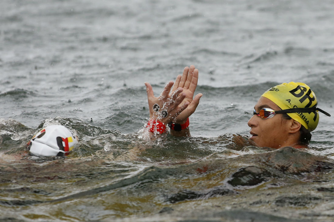 Ainda na água, ela cumprimentou a alemã Finnia Wunram, vice-campeã