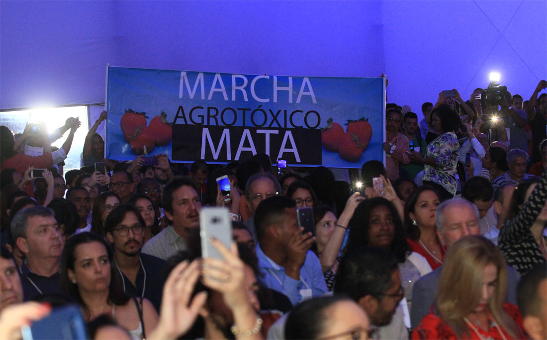Cartaz na plateia contra agrotóxicos