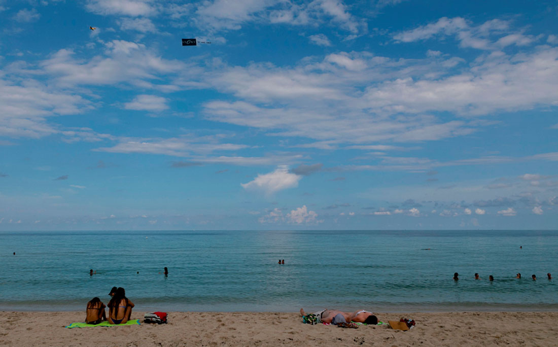 Mesmo com alerta de furacão, na semana passada, muitos ainda foram para praia na Flórida