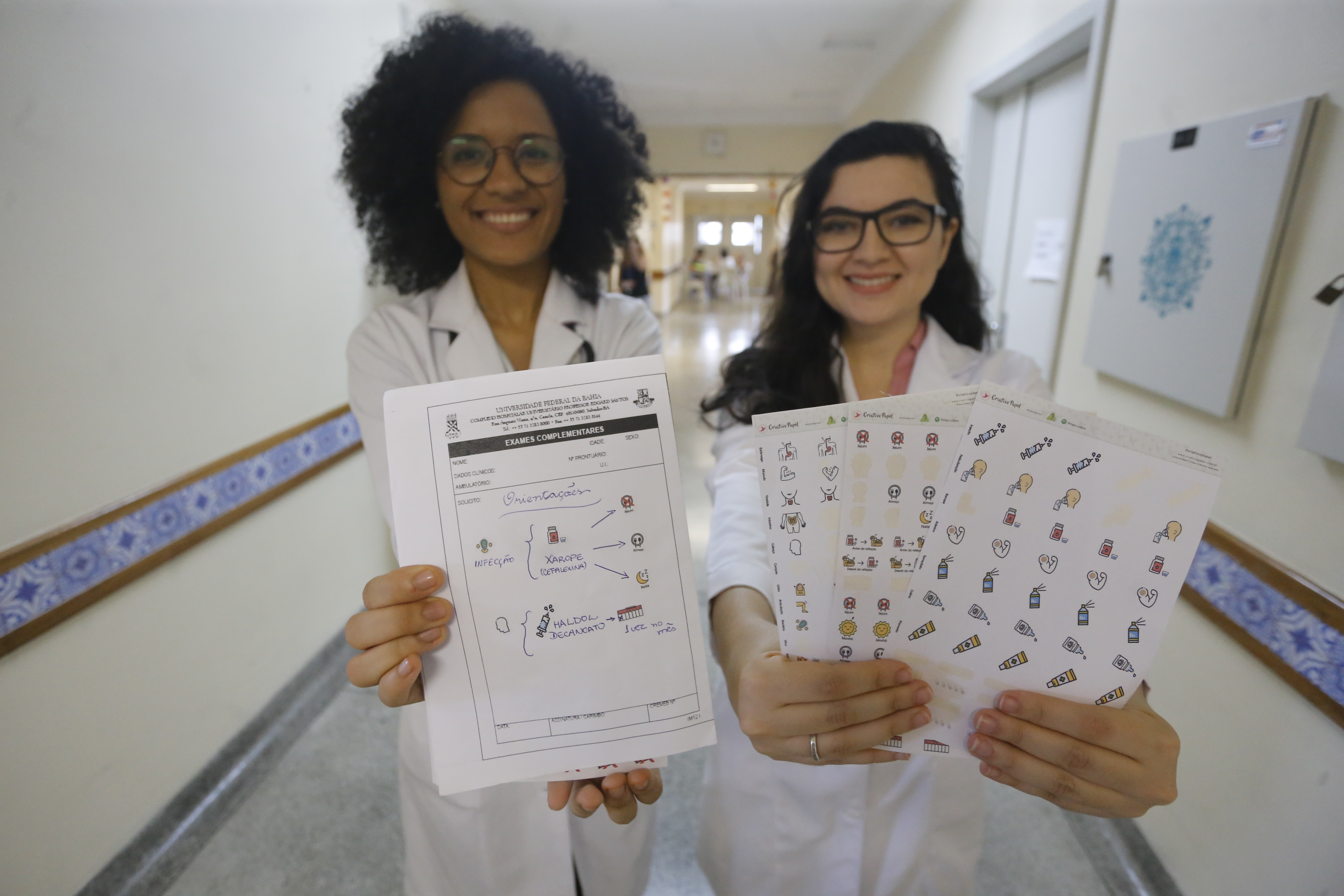 Ana Elisa Almeida e Mariana Fontes criaram de uma cartela de adesivos para prescrição