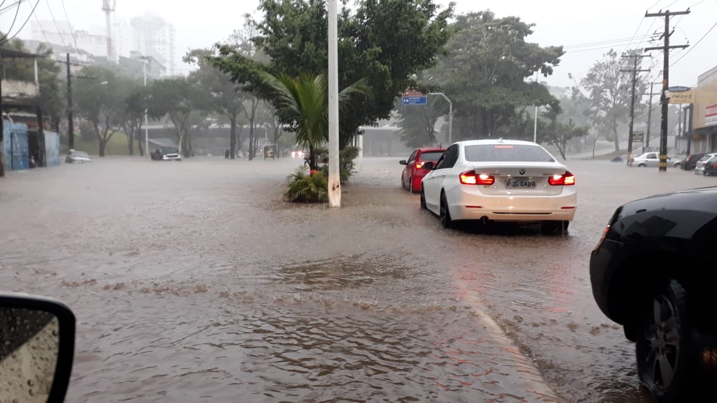 Na Avenida Centenário, as calçadas foram tomadas pelas águas
