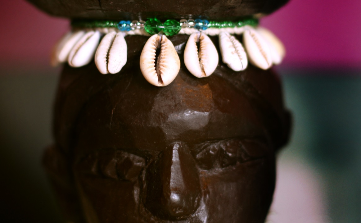 Detalhe de representação de Iemanjá africana em altar de sacerdote do Candomblé em Salvador