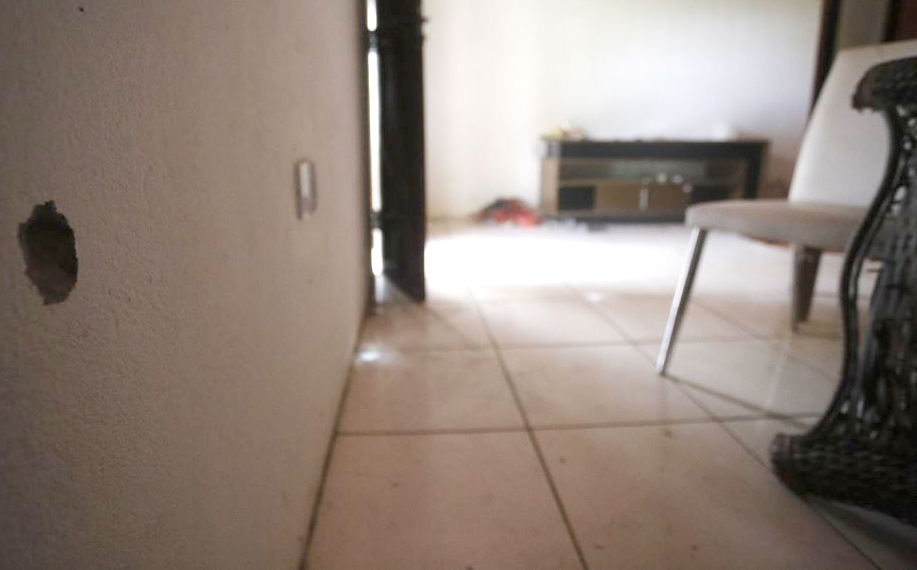 Marcas de bala na parede da sala