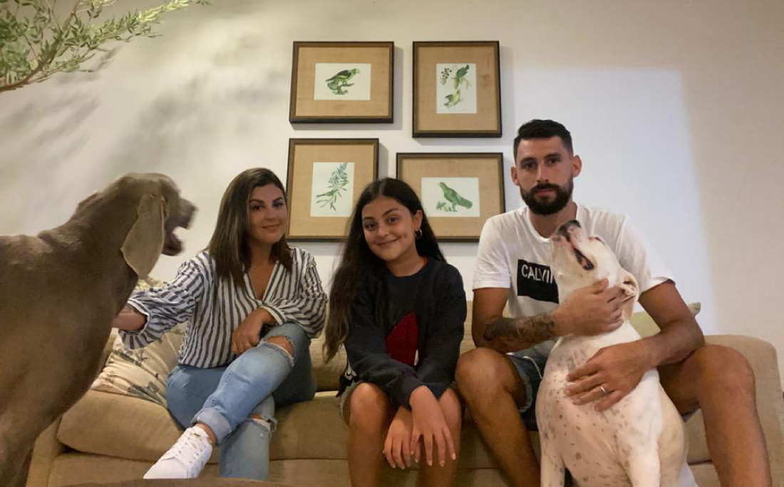 Em casa, Martín recebe o apoio da esposa Lúcia, da filha Abril e dos mascotes da família, o boxer Tego e o weimaraner Zeus