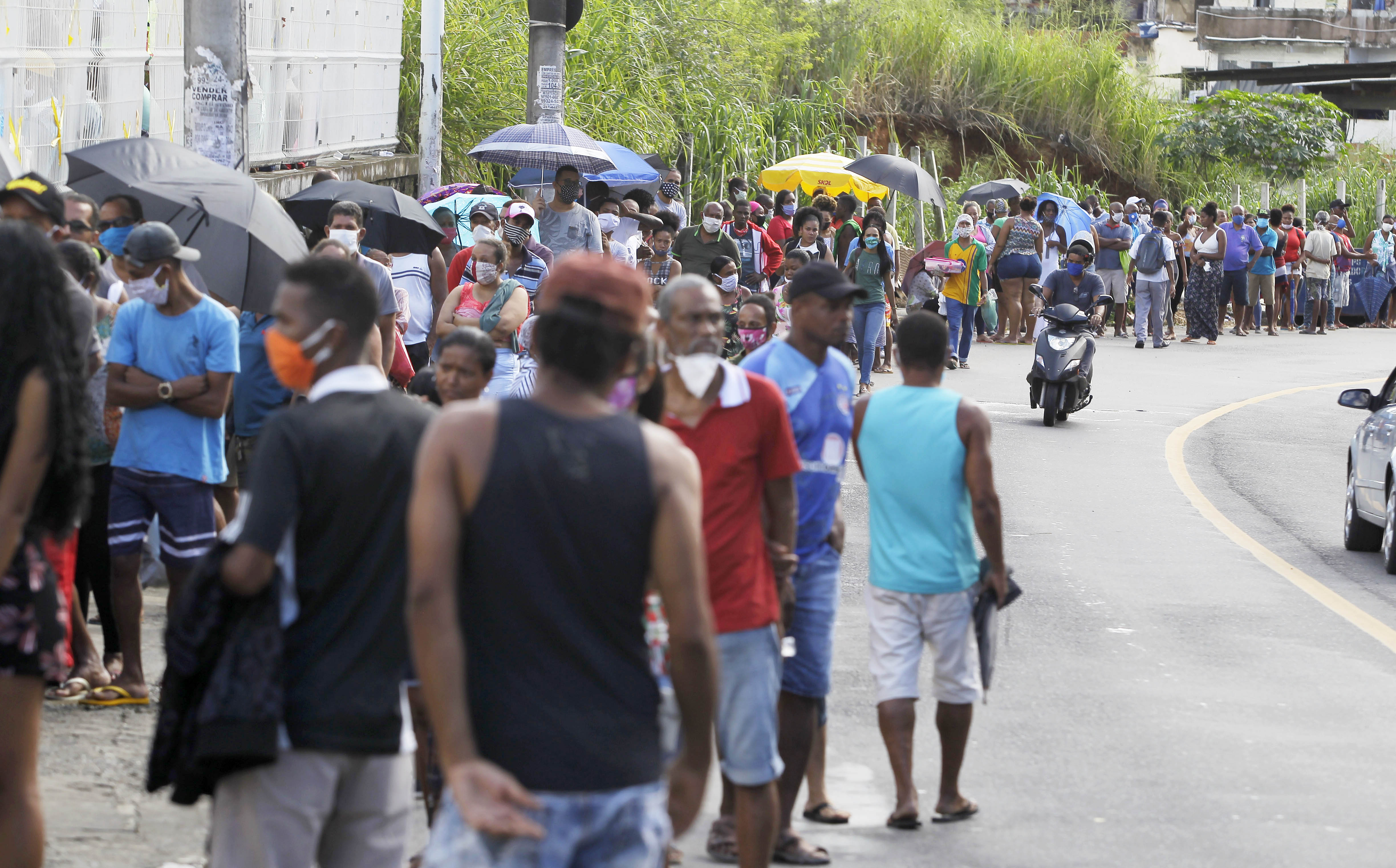 Uma multidão foi até a agência da Caixa Econômica Federal do Largo do Tanque nesta terça-feira (28).