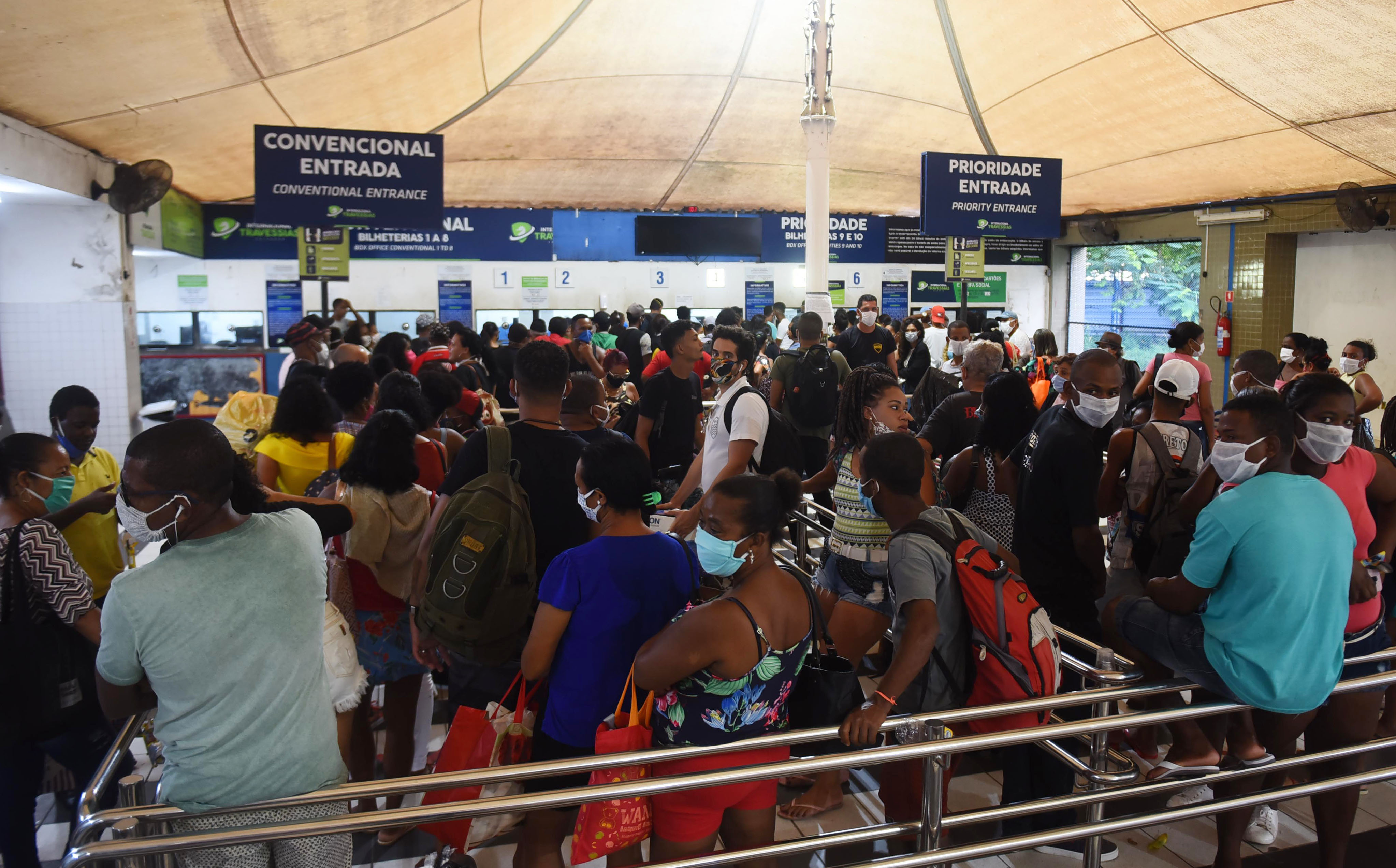 Grande movimento no acesso dos passageiros para embarcar no ferry boat nesta quarta-feira (29).