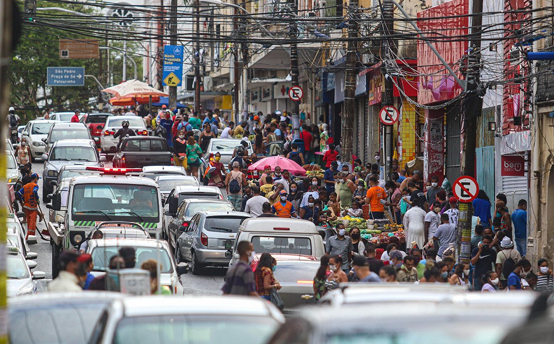 A Avenida Joana Angélica estava tomada por pessoas e carros na tarde desta sexta-feira (08).