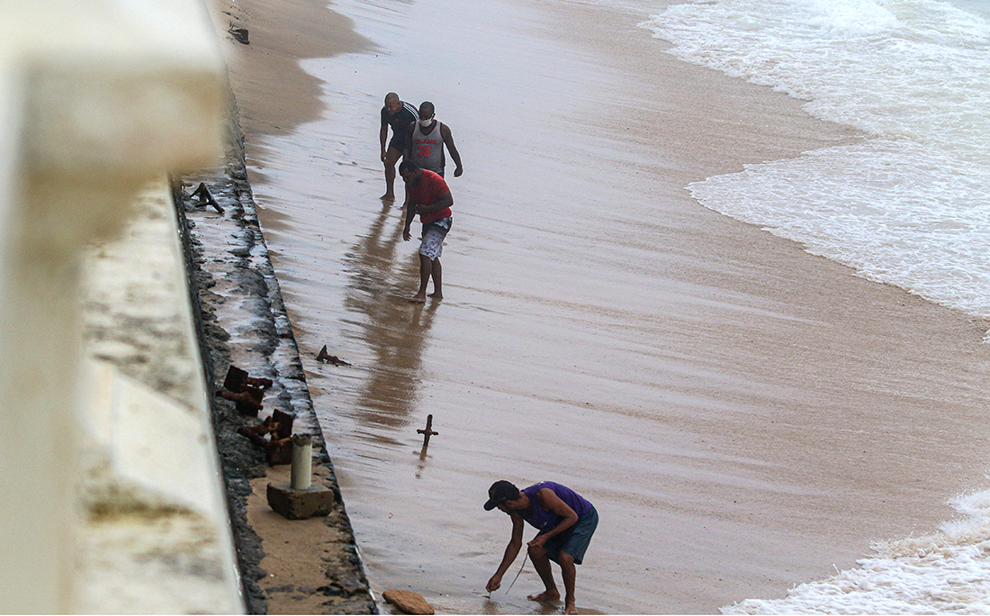 Um grupo furou a quarentena e as barreiras de interdição nas praias, e decidiu explorar os pertences devolvidos pelas ondas e que ficaram perdidos pela areia.