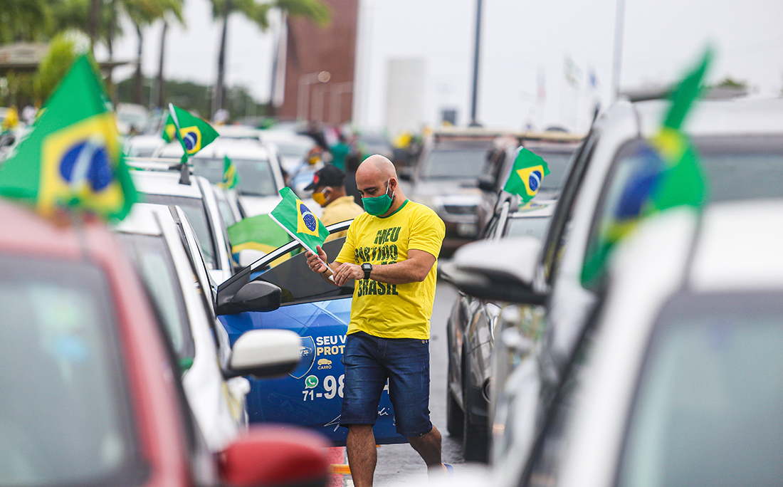 Em carreata, apoiadores de Bolsonaro pedem fim do isolamento em Salvador.