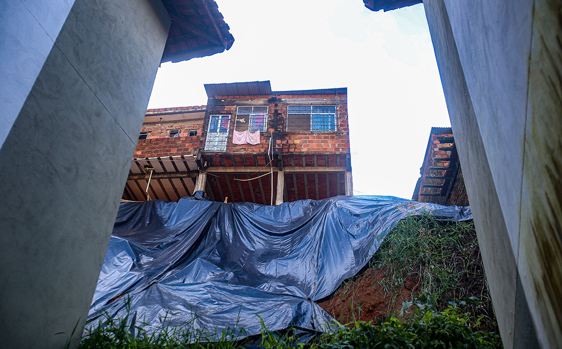 Terreno cedeu e atingiu apartamentos em Cajazeiras VIII.