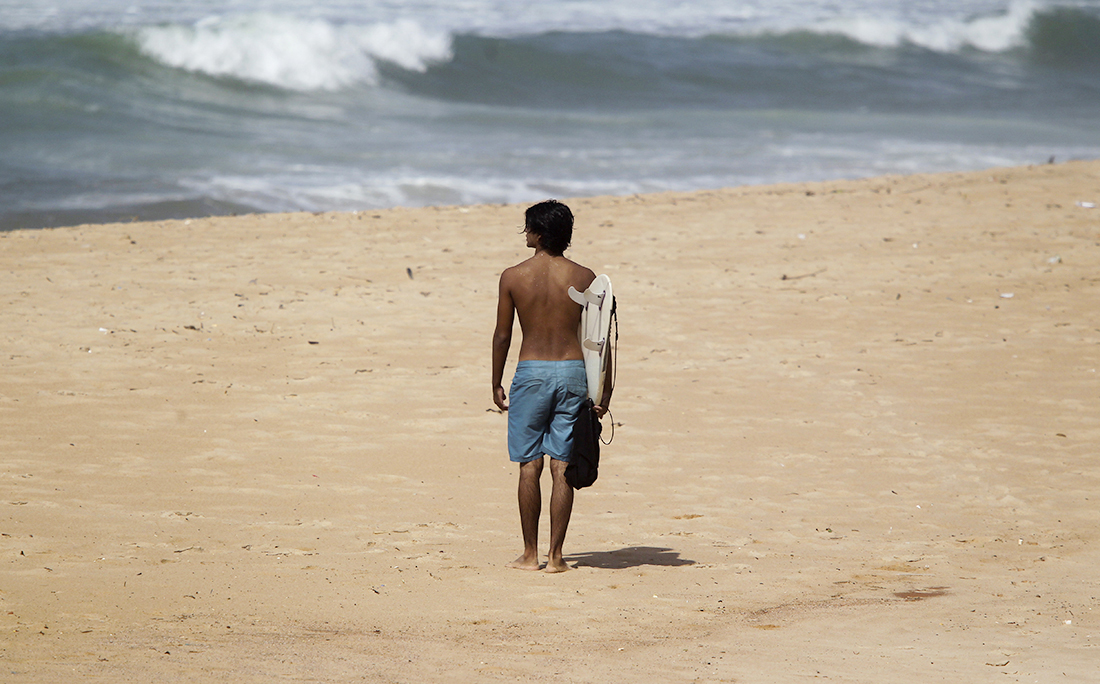 Surfistas foram flagrados na praia de Armação.
