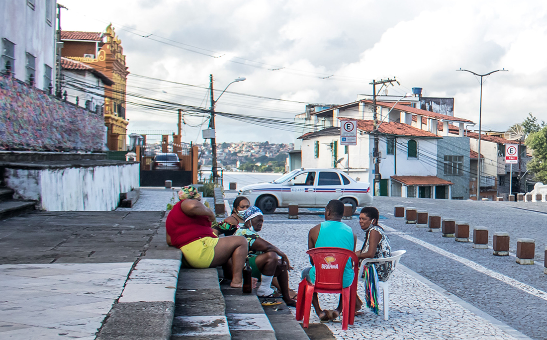 Moradores se reuniram ao lado da Igreja do Bonfim.