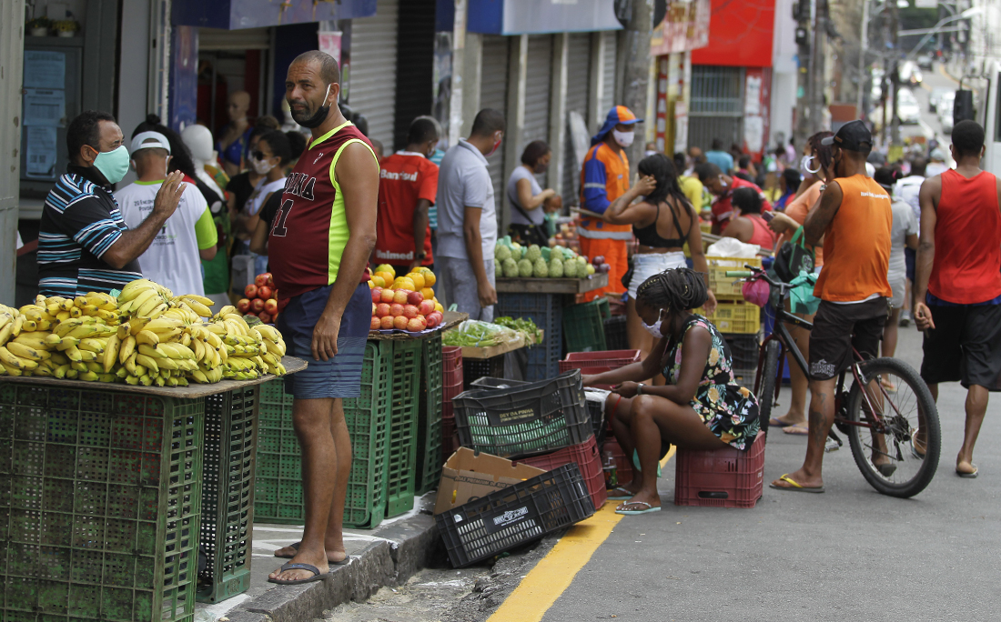 O fluxo de pessoas voltou a crescer na Avenida Joana Angélica após término das medidas restritivas.