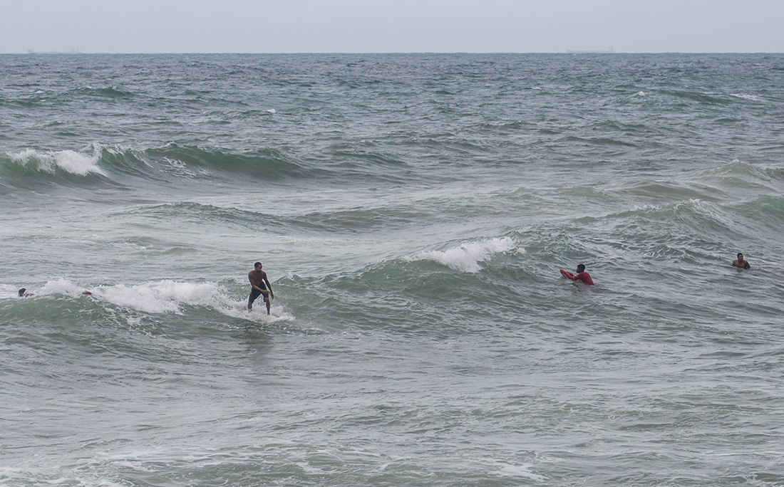Apesar dos apelos das autoridades e do fechamento das praias, surfistas furam o bloqueio na praia de Ondina.