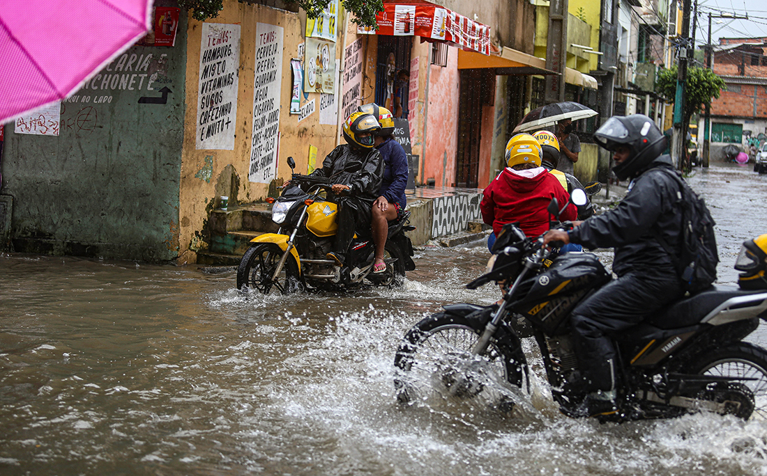 Motociclistas também enfrentaram dificuldades.