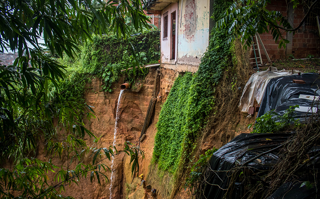 Em Sete de Abril, a terra não aguentou as fortes chuvas de hoje.