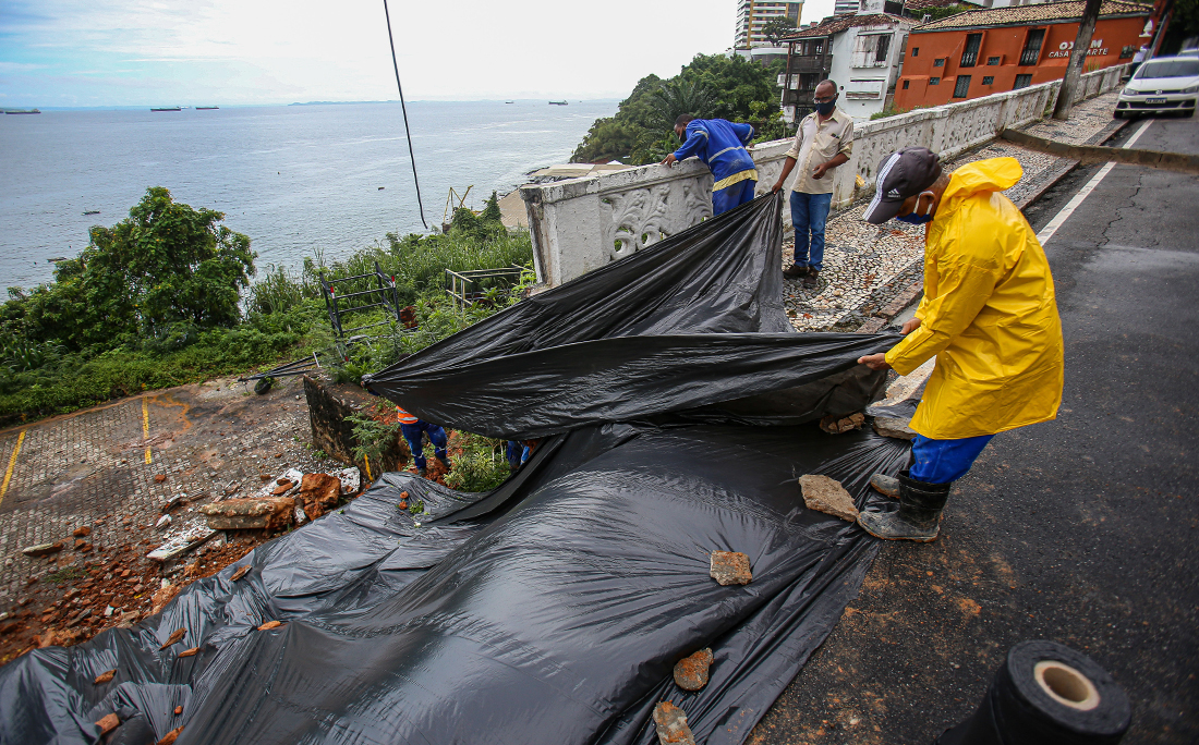 Homens trabalharam no reparo de parte da balaustrada,do muro de contenção e da calçada, na Ladeira da Barra.