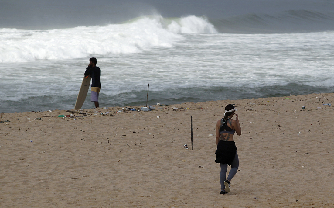 O CORREIO flagrou pessoas na praia de Armação.