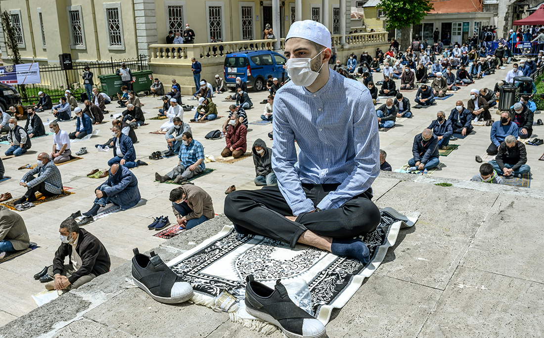Na Turquia, adoradores realizaram suas primeiras orações comunitárias com uso de máscaras e respeitando as distâncias mínimas para prevenir o contágio do coronavírus.