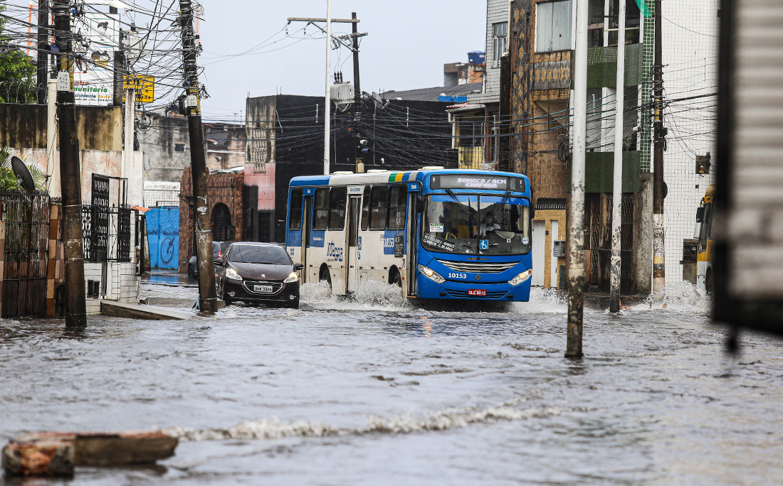 Veículos tiveram dificuldade de transitar pelas ruas alagadas na Ribeira.