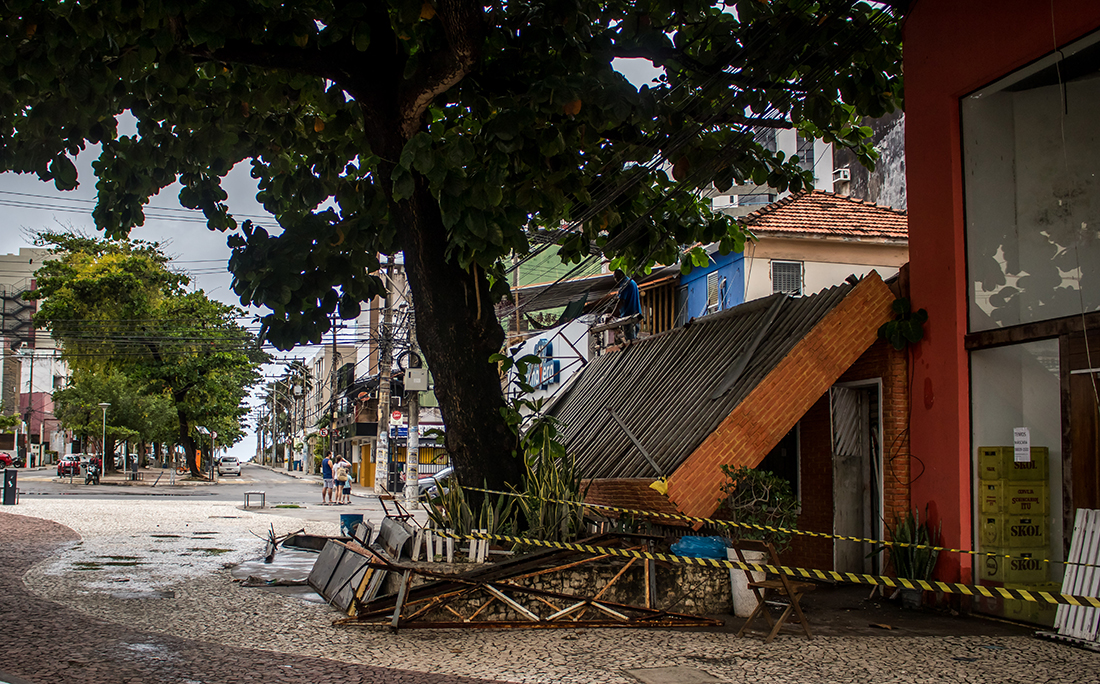 Marquise de restaurante desaba no bairro do Rio Vermelho.