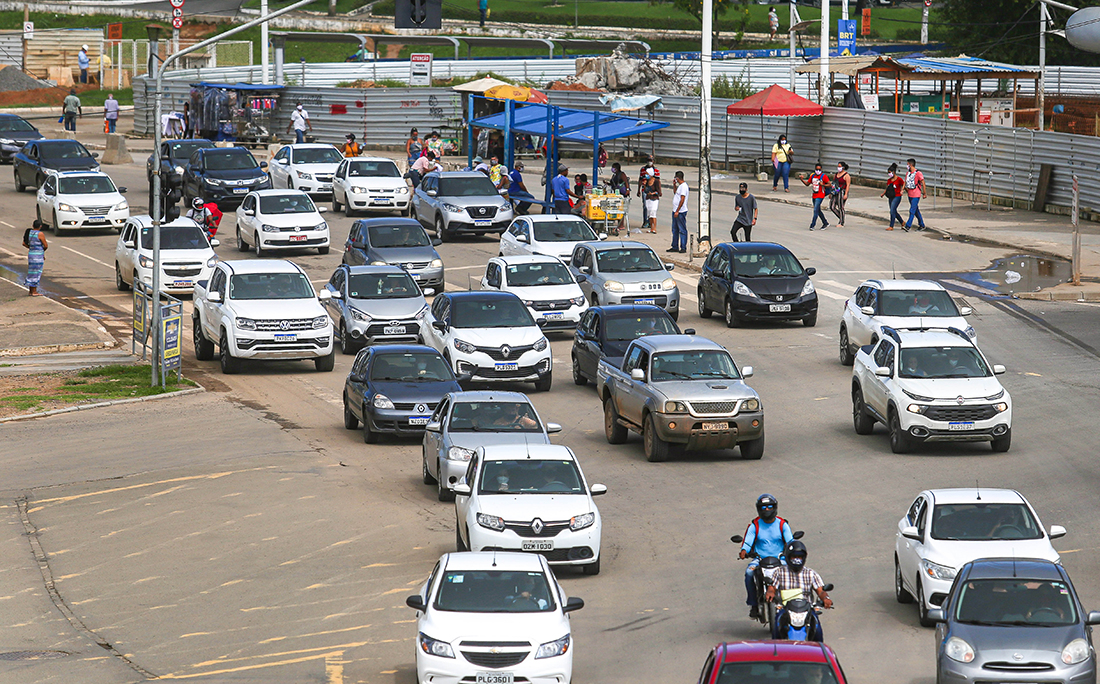 Apesar da diminuição do fluxo de veículo em Salvador durante a pandemia, ainda é possível ver muitos carros na região do Iguatemi.